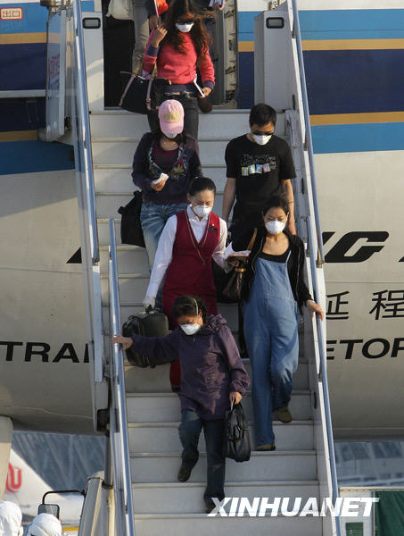 飞机到达浦东国际机场后，身着防护服、头戴防护帽的上海出入境检验检疫局工作人员“全副武装”登机，并对机上人员进行“点对点”健康状况查验，出仓时再检查一次。检验检疫以外的其他人员均不得上机，并且机组只开最前端舱门。前来采访的媒体全部被挡在隔离线以外。上海检验检疫部门还对航空器、行李以及残留物等进行消毒处理。记者远远看到，走下飞机的旅客随身没有携带任何行李。