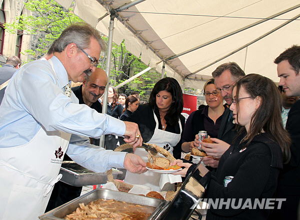 5月6日，在加拿大首都渥太华的国会山，加拿大农业和粮食部长格里·里茨（左一）向加议员、政府工作人员派送猪肉汉堡，以向民众展示食用猪肉是安全的。里茨当天强调加拿大的猪肉及猪肉制品是安全的，呼吁公众增加猪肉消费，以帮助拯救陷入困境的加拿大养猪业。上周，加拿大西部一猪场的猪身上检测出甲型H1N1流感病毒，一些国家随即宣布禁止进口加拿大猪肉，加猪肉出口已下跌10%-15%。