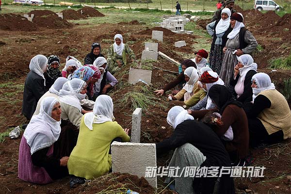 5月5日，在土耳其东南部马尔丁省马尔丁市附近的比尔盖村，村民们哀悼婚礼血案的死难者。5月4日，数名蒙面男子手持自动武器袭击这里的一场婚礼，造成包括新郎、新娘在内的44人死亡，6人受伤。土耳其内政部长贝希尔·阿塔莱当日说，土耳其安全部队已扣押了8名婚礼血案嫌疑人。