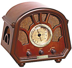 这款被称为“旧日情怀”的经典台式收音机外观小巧精致，中部圆形的指针设计别具心思，而下方则简单地用三个旋扭来控制使用收音机，功能简单，让广播里的声音变得怀旧感人。
