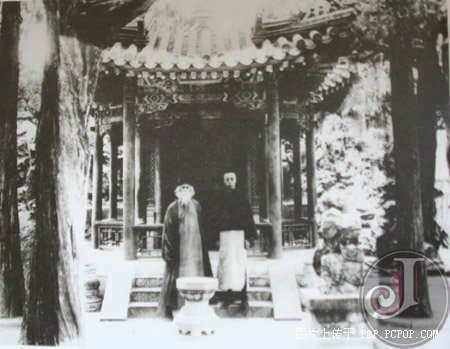1924年溥儀會見印度詩圣泰戈爾后,，在御花園四神祠前合影