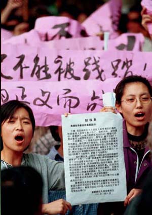 　　1999年5月8日下午，北京部分高校的大学生在美国驻中国大使馆前高举抗议书，抗议北约导弹袭击中国驻南斯拉夫大使馆的野蛮行径。（本报记者 柴继军摄） 