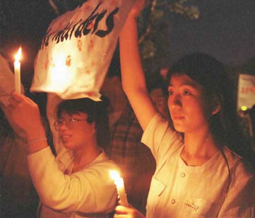 　　1999年5月8日，在美国驻上海总领事馆门前，华东师范大学的学生秉烛游行。（新华社记者 张明摄） 