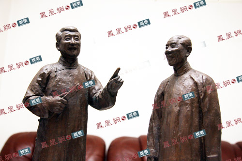 姜昆与李文华雕像摆在李老家中