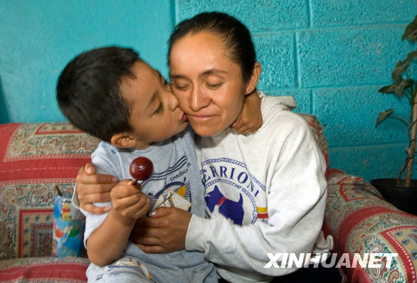 5月8日，在墨西哥韦拉克鲁斯州拉格洛利亚村，墨西哥首位人感染甲型H1N1流感患者埃德加·恩里克·埃尔南德斯在家亲吻妈妈玛丽亚。

