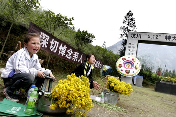 2009年5月10日，人们在四川省汶川县映秀镇5·12特大地震遇难者公墓内祭奠。