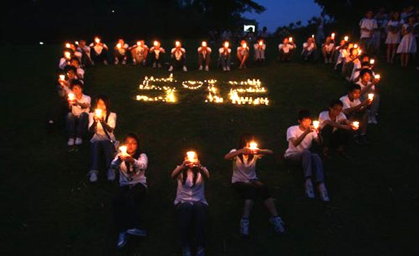 2009年5月10日，重庆大学城，重大学子点燃蜡烛组成星形图案，纪念汶川地震一周年。 
