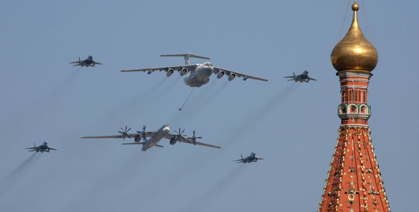 伊尔-78加油机与图-160战略轰炸机及米格-31编队