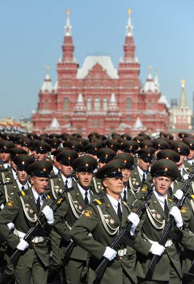 莫斯科五月九日，卫国战争胜利六十四周年之际，俄罗斯在首都莫斯科红场举行盛大阅兵式。