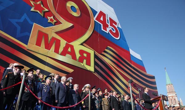 俄罗斯总统梅德韦杰夫、总理普京率全体政要、二战老战士及众多民众现场观看了阅兵仪式。