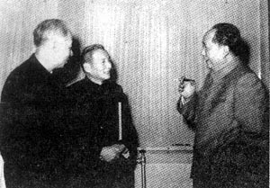 1961年1月，陈云同志同毛泽东、刘少奇同志交谈。
