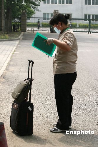2009年5月11日，卫生部新闻发言人毛群安在北京通报，此前四川省的一例甲型H1N1流感疑似病例11日被确诊，这是我国内地首例确诊甲型H1N1流感病例。据查，与该患者同机的旅客分布在21个省份，目前大部分已追踪到并在当地实施医学观察。北京的接触者在国门路饭店实施医学观察。