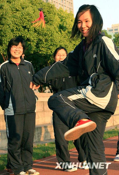 5月11日，上海市进才中学高三学生正在开展课间体育活动。