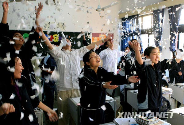 上海市进才中学高三学生在心理游戏课上将碎纸屑抛向空中，用轻松愉快的心态迎接高考。 
