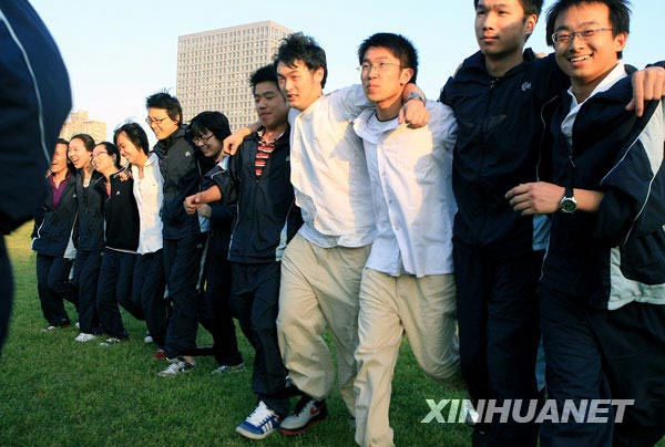 5月11日，上海市进才中学高三学生正在进行课间游戏。