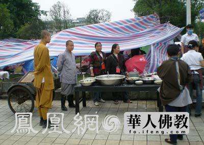 罗汉寺住持素全法师每天到各救助站送饭