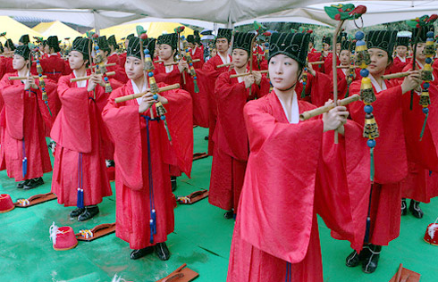 韩国11日举行"释奠大祭"祭祀孔子(图)