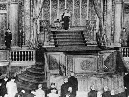 1945年8月15日日本裕仁天皇宣布无条件投降。

