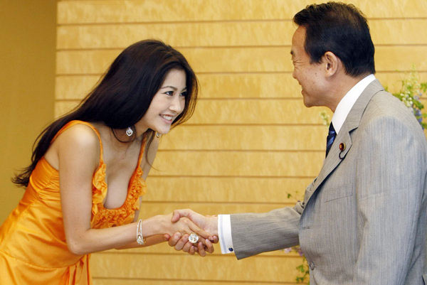 麻生太郎会见新科日本环球小姐宫坂绘美里