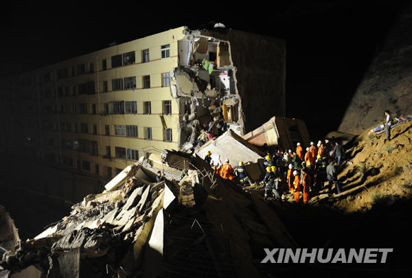 5月16日深夜，救援人员在甘肃省兰州市九洲开发区一住宅小区附近的山体滑坡现场搜救。当日，这里发生山体滑坡导致该小区一住宅楼两个单元在当天２０时５０分左右垮塌，另有一个单元部分垮塌。