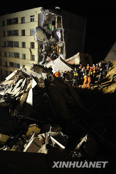 5月16日深夜，救援人员在甘肃省兰州市九洲开发区一住宅小区附近的山体滑坡现场搜救。当日，这里发生山体滑坡导致该小区一住宅楼两个单元在当天２０时５０分左右垮塌，另有一个单元部分垮塌。