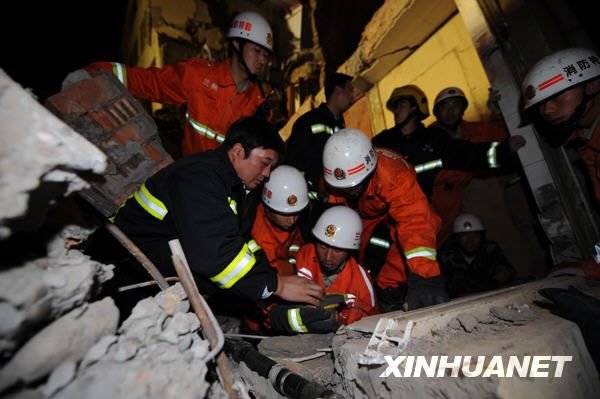 5月16日深夜，救援人员在甘肃省兰州市九洲开发区一住宅小区附近的山体滑坡现场搜救。当日，这里发生山体滑坡导致该小区一住宅楼两个单元在当天２０时５０分左右垮塌，另有一个单元部分垮塌。