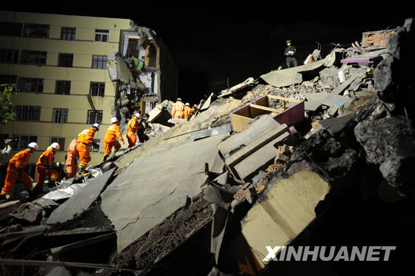 5月16日深夜，救援人员在甘肃省兰州市九洲开发区一住宅小区附近的山体滑坡现场搜救。当日，这里发生山体滑坡导致该小区一住宅楼两个单元在当天２０时５０分左右垮塌，另有一个单元部分垮塌。