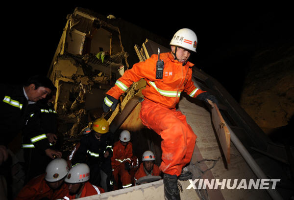 5月16日深夜，救援人员在甘肃省兰州市九洲开发区一住宅小区附近的山体滑坡现场搜救。当日，这里发生山体滑坡导致该小区一住宅楼两个单元在当天２０时５０分左右垮塌，另有一个单元部分垮塌。