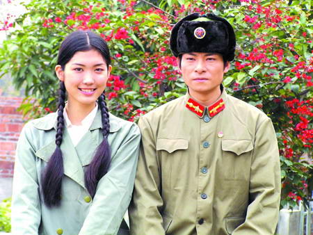 红色经典英雄人物被恶搞:雷锋帮人太多累死