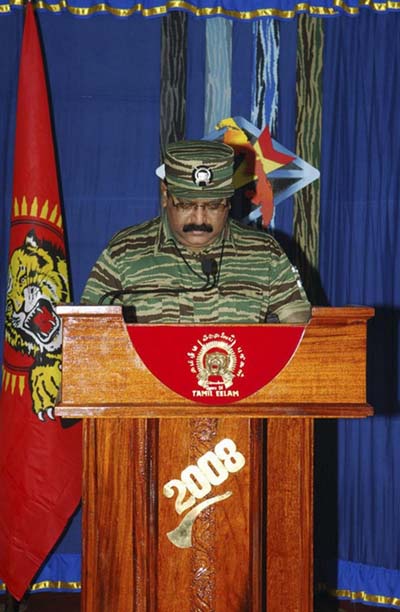 “猛虎”最高头领韦卢皮莱·普拉巴卡兰出席猛虎组织自杀式爆炸中牺牲的成员纪念仪式。