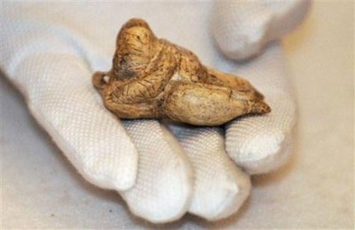  人形猛犸牙雕被称之为“霍赫勒·菲尔斯的维纳斯”，是2008年9月在6个碎片中发现的。“霍赫勒·菲尔斯的维纳斯”保存并不完整，左臂和肩膀已经缺失，但研究人员相信缺失的部分将在未来洞穴沉积物的挖掘中浮出水面。 

    “霍赫勒·菲尔斯的维纳斯”没有头部，取而代之的是，早期艺术家在其宽大的肩膀上方偏心位置小心翼翼地雕刻了一个环。环经过抛光处理，可能充当她的装饰物。“霍赫勒·菲尔斯的维纳斯”的双手均刻有栩栩如生的手指，左手上的5根手指和右手上的4根手指清晰可见。丰满的胸部、臀部以及夸张的生殖器与后期的维纳斯雕像类似，维纳斯经常被称之为生育女神。研究人员并不发现“霍赫勒·菲尔斯的维纳斯”雕刻过程中曾使用染料的任何迹象，其最大特征便是一系列的雕刻线。 