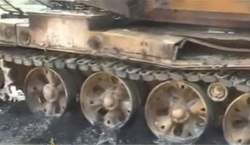 在斯瓦特山谷内遭塔利班击毁的巴军“阿扎拉”主战坦克残骸。被击毁的该坦克明显遭到多枚RPG反坦克火箭的攻击。