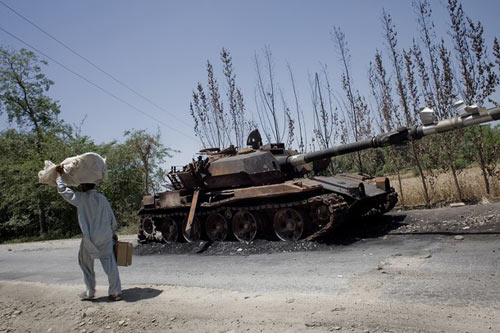 5月15日，在斯瓦特山谷内遭塔利班击毁的巴军“阿扎拉”主战坦克残骸。