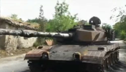 在斯瓦特山谷内遭塔利班击毁的巴军“阿扎拉”主战坦克残骸。该坦克是巴基斯坦59式坦克的最新改进型，装备有125毫米大口径主炮和新型装甲。