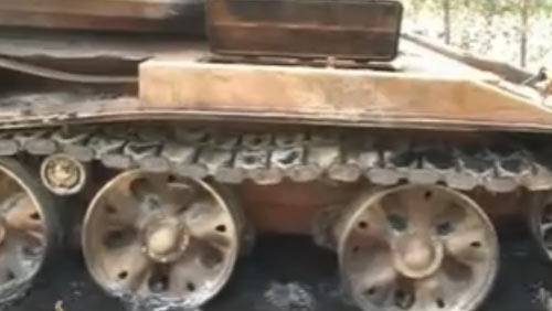 在斯瓦特山谷内遭塔利班击毁的巴军“阿扎拉”主战坦克残骸。被击毁的该坦克除主装甲外，未看到任何附加的反应装甲。