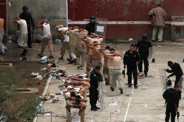 5月19日，在墨西哥首都墨西哥城一座发生骚乱的监狱，囚犯们被要求脱下衣服接受检查。该监狱因防范甲型H1N1流感疫情而限制外来探访导致囚犯发生骚乱，18名囚犯受伤。