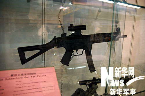 建设集团展出的国产新型9毫米警用冲锋枪。2009年5月19日，第三届中国（北京）警用装备及反恐技术装备展览会在北京展览馆开幕。新华军事 高航 摄