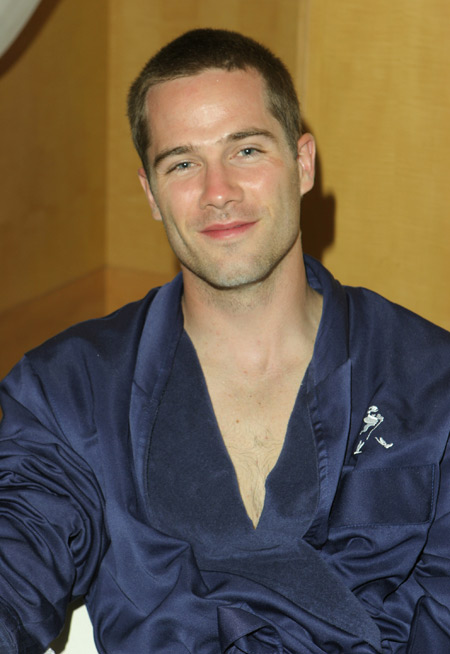 3. Luke MacFarlane

　　热门美剧《兄弟姐妹》里的同志角色，在里面非常勇敢的追求真爱最终和男主角结婚，现实中的演员已经出柜，国内观众熟悉他可能是因为和米勒传过绯闻，真实的他大胆的支持同性恋婚姻可爱直率深受同志喜欢。

