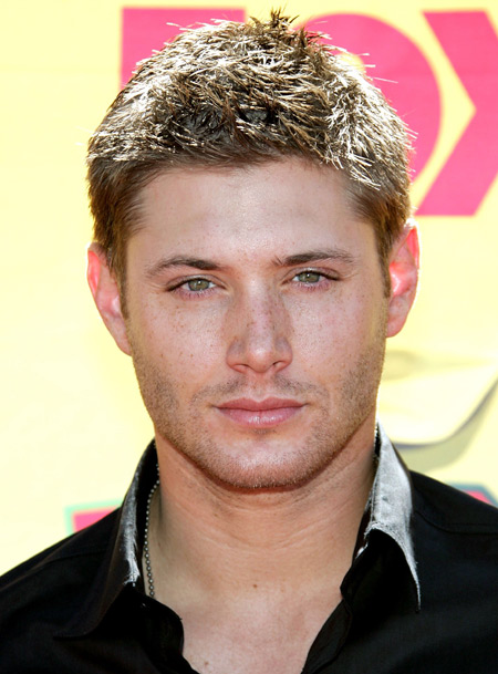 5. Jensen Ackles

　　青春美剧《邪恶力量》男主角，他是很多青少年的偶像性感的身材完美的脸蛋，国内粉丝叫他“美人”就是最好的证明，而且他在剧中和另外男主角的搭配也让粉丝兴奋不已，人气居高不下近期也最准向大荧幕发展。
