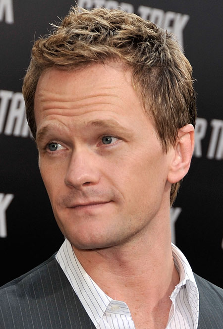 1. Neil Patrick Harris

　　《老爸老妈罗曼史》男主角，很多观众喜欢，出柜后常和男友大方出席活动，去年也获很多奖项，在同志群体中非常受欢迎。
