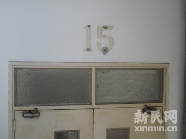 受傷男子已被送往華東醫(yī)院搶救，該院手術(shù)室所在的15樓已經(jīng)被封鎖,。 薛驍翔攝