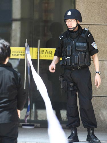 5月22日，特警在枪击案现场警戒。