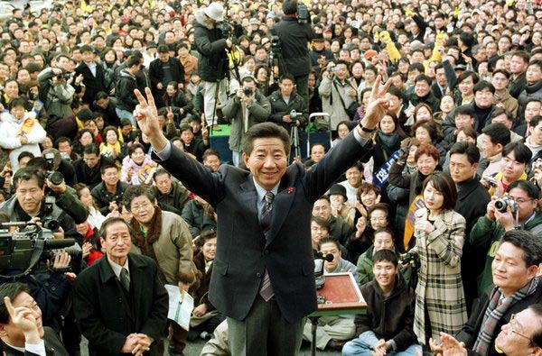 2003年2月26日，新任韩国总统卢武铉。