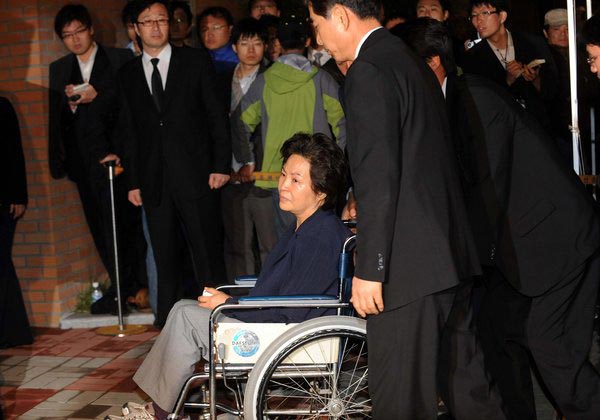 2009年5月24日，韩国前总统卢武铉的夫人权良淑一脸悲痛。 
