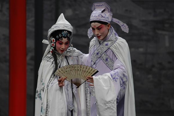 江苏省昆剧院简介：
　　江苏省昆剧院成立于1977年11月，前身为驻南京的江苏省昆剧团。剧院从成立至今，为继承、繁荣昆剧事业，取得了可喜的成绩，也培养出了张继青这样的昆剧代表性演员。
　　该院挖掘整理、改编、创演了一些经典大戏，如《十五贯》、《西施》、《李慧娘》、《墙头马上》、《关汉卿》、《吕后篡国》、《李太白与杨贵妃》、《鉴湖女侠》、《朱买臣休妻》、《烂柯山•痴梦》、《牡丹亭•游园、惊梦》等，还有创作的现代戏《活捉罗根元》、《东风解冻》、《黄河前哨》等；这些剧目在艺术上都作了有益的探索，曾多次出省巡回演出和参加全国性的昆剧会演活动，在海内外受到普遍好评。 
　　几十年来，剧院艺术骨干以“继”字辈演员为核心，他们是张继青、姚继焜、董继浩、范继信等；1970年江苏省戏剧学校昆剧科（即“承”字辈）毕业生分配进团，此后又涌现出像石小梅、胡锦芳、黄小午等一批优秀演员，在1985年的毕业生中，又培养出孔爱萍、柯军、龚隐雷等优秀青年演员。全院拥有6位戏剧“梅花奖得主、诸多一级演员，先后赴多个国家和地区演出，成为实力强大的文艺团体。