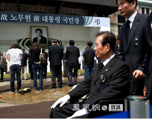 2009年5月28日，韩国前总统金大中在首尔火车站广场的灵堂吊唁卢武铉。