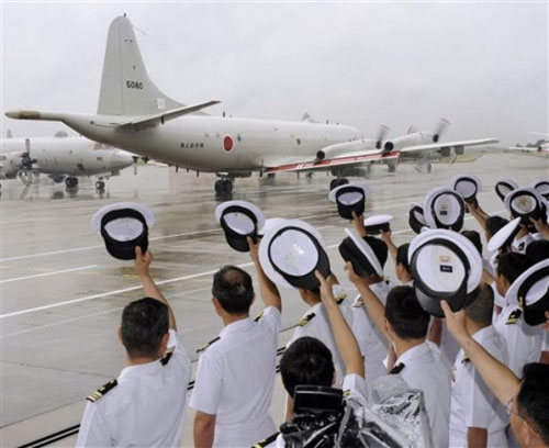 日本派往索馬里附近海域的P-3C巡邏機部隊主力28日從日本啟程,。圖為在現(xiàn)場歡送的自衛(wèi)隊官兵。