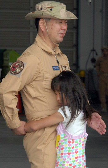 當(dāng)天上午,，P-3C主力部隊(duì)107人在位于神奈川縣的厚木基地舉行了出發(fā)儀式,。圖為出發(fā)的自衛(wèi)隊(duì)員與家人告別。