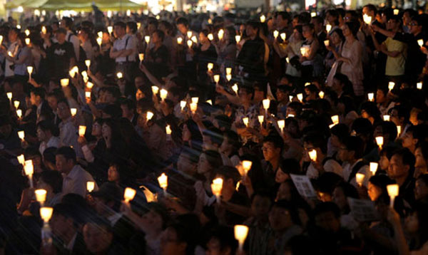 29日晚，韩国民众在首尔为前韩国总统卢武铉举行烛光祭。