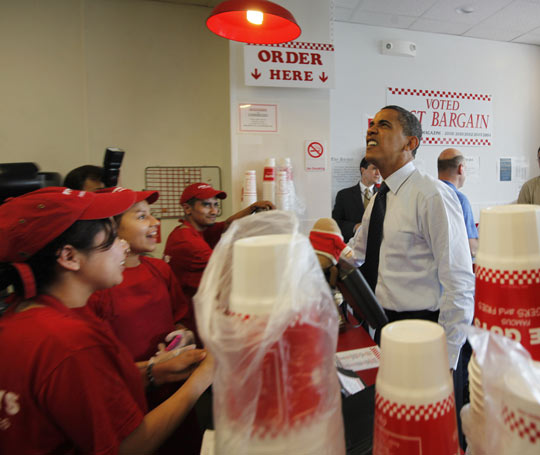 当地时间5月29日,美国总统奥巴马亲自到华盛顿一家连锁快餐店为白宫员工买汉堡。在排队期间，奥巴马吃了点零食，与其他顾客聊天，也有人要求与他拍照留念。